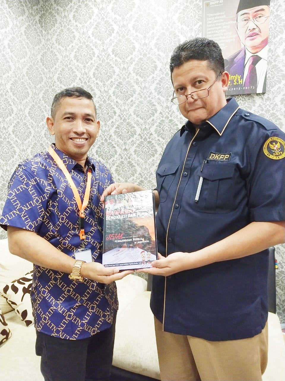 Buku Jejak Pengawasan Pemilu, diterima Ketua DKPP