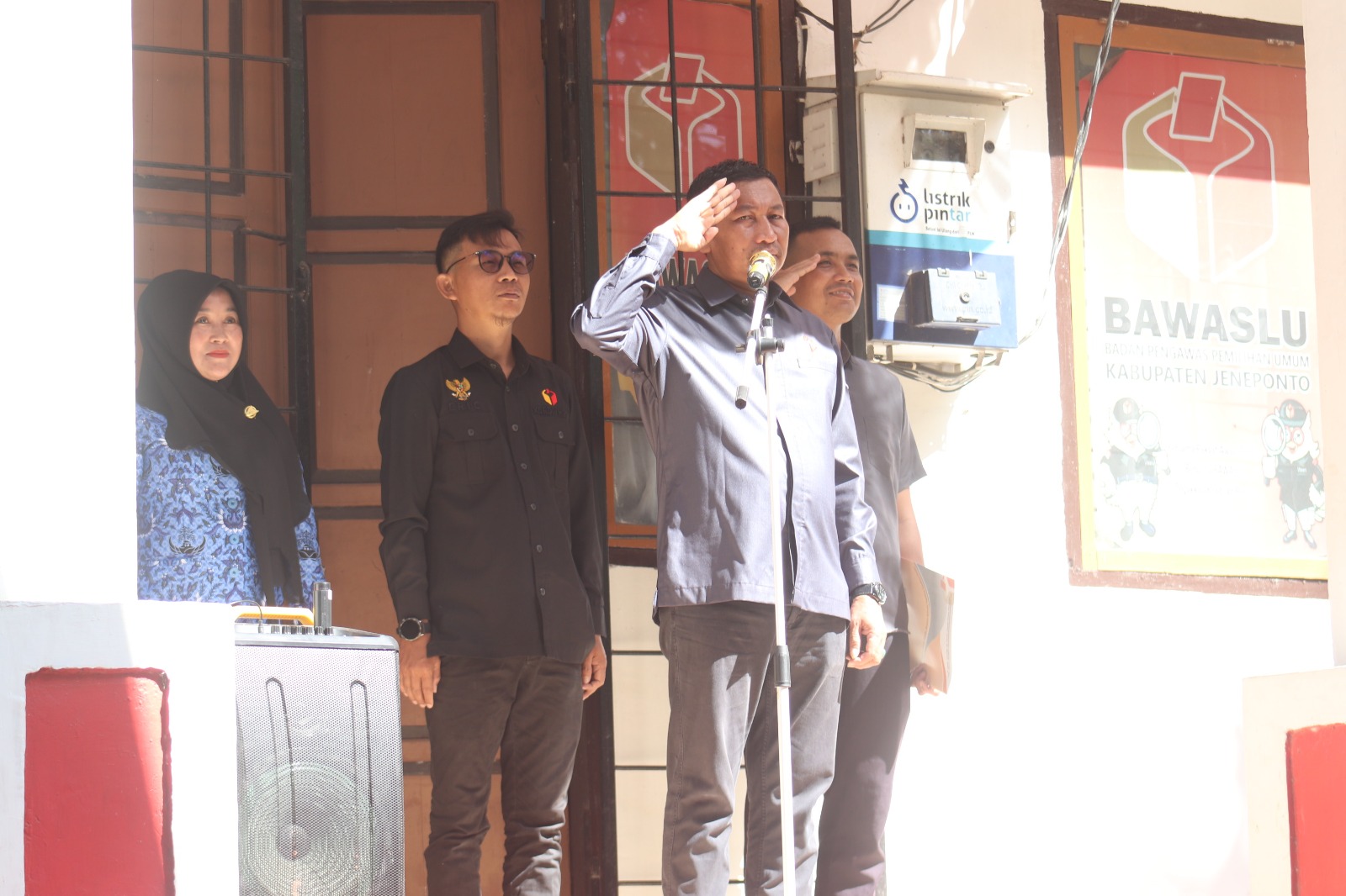 Muhammad Alwi Ketua Bawaslu Kab.Jeneponto bertindak sebagai pembina upacara peringatan hari Sumpah Pemuda ke-79