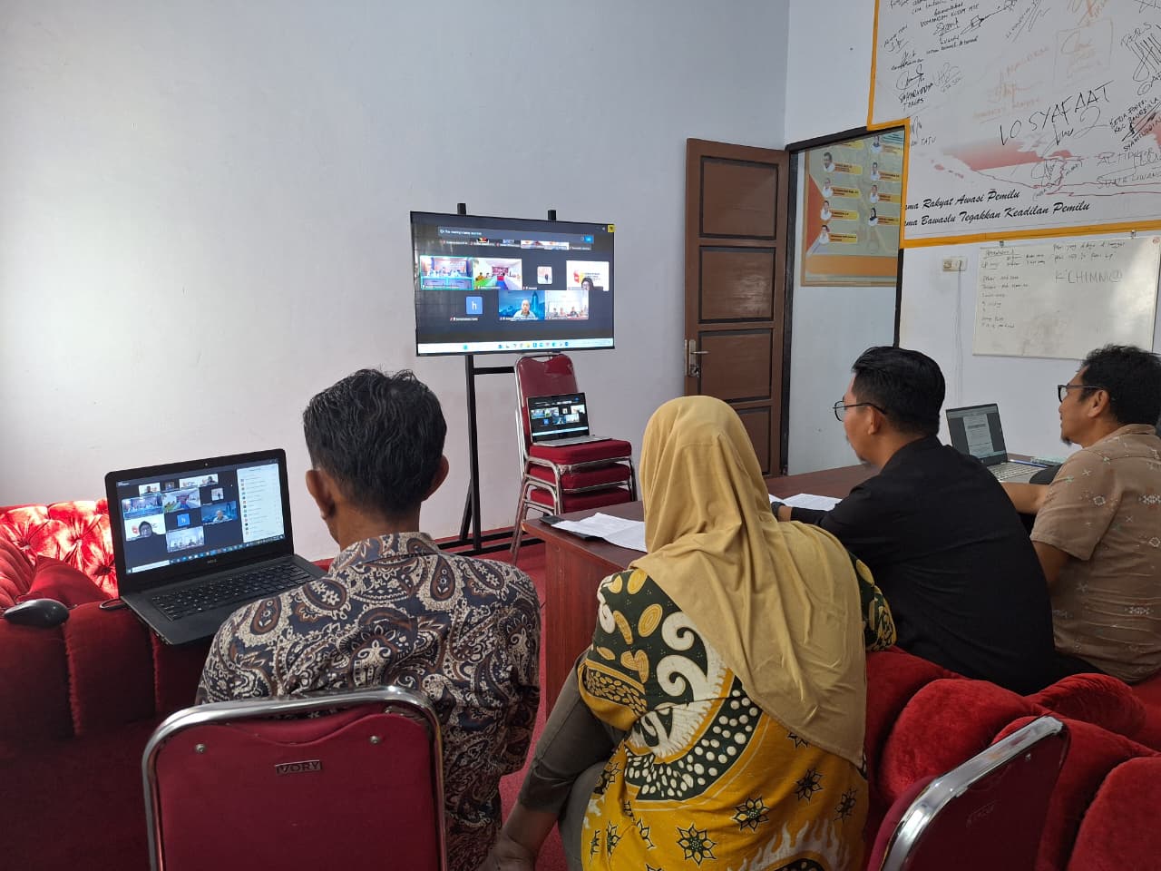 Ketua dan Pimpinan Bawaslu Kabupaten Jeneponto mendampingi peserta program pengawasan partisipatif melalui media daring yang dilaksanakan pada hari Kamis (20/11/2025)