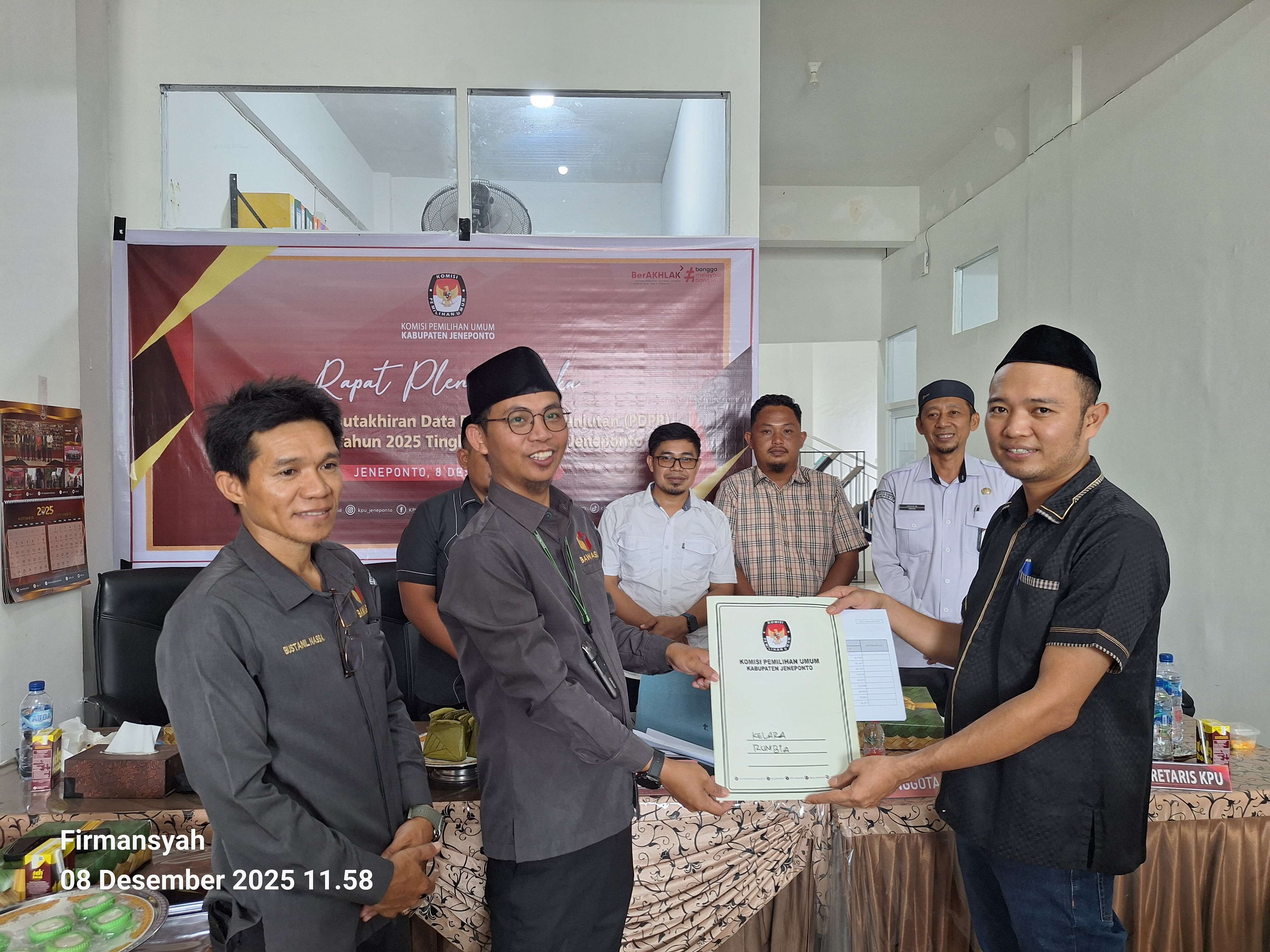 Pimpinan Bawaslu Kab.Jeneponto Eric Fhatur Rahman bersama Bustanil Nassa menerima salinan berita acara rekapitulasi pemutakhiran data pemilih berkelanjutan triwulan IV tahun 2025