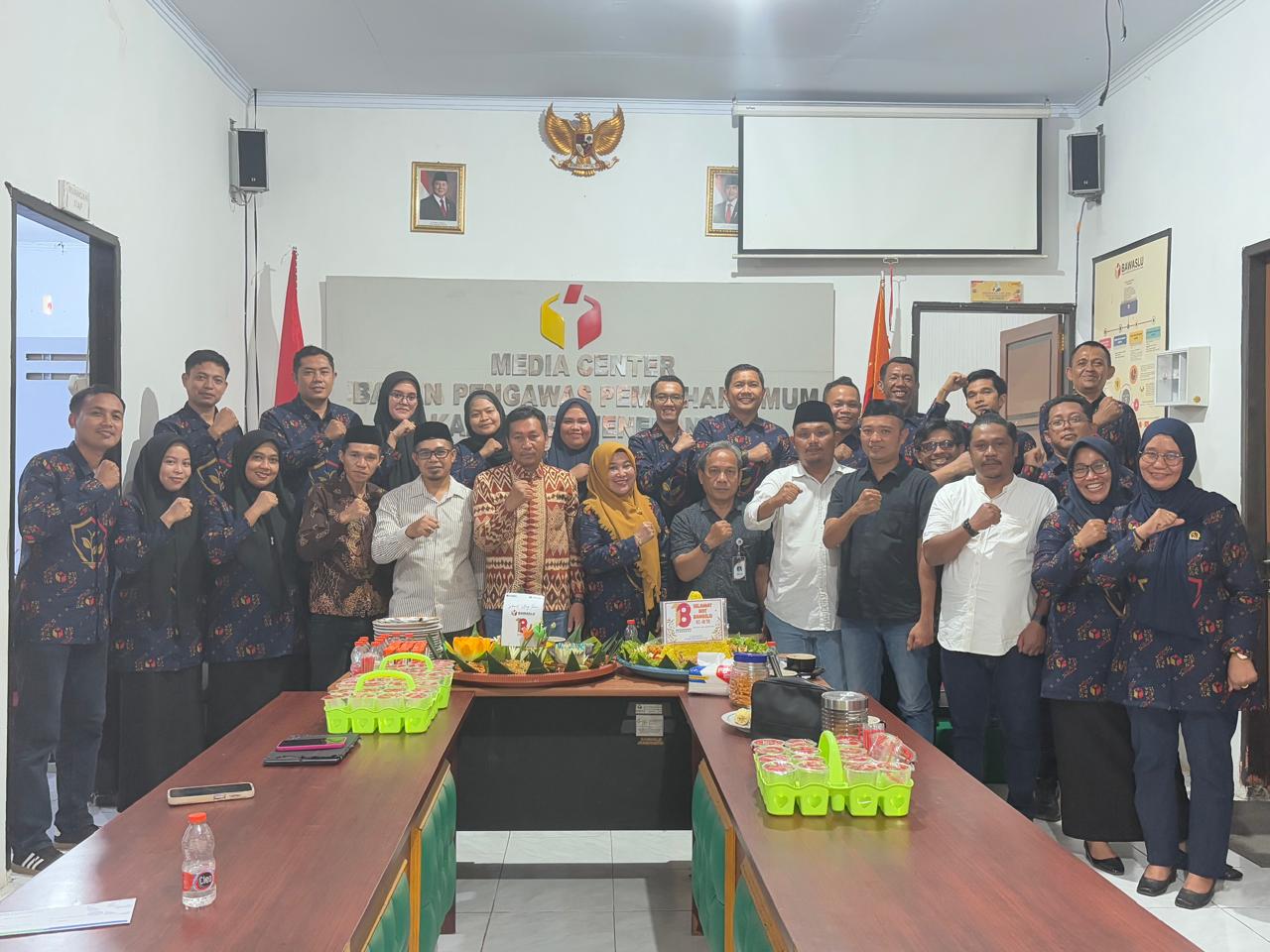 Foto bersama Bawaslu dan KPU Bawaslu Kabupaten Jeneponto.