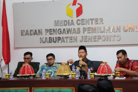 Anggota Bawaslu Provinsi Sulawesi Selatan Drs. Saiful Jihad.,M.Ag memberikan arahan dalam rapat pengawasan pemutakhiran data pemilih berkelanjuta pada hari Jum'at (31/10/2025)