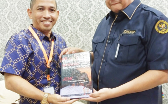 Buku Jejak Pengawasan Pemilu, diterima Ketua DKPP