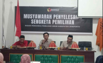 Anggota Bawaslu Jeneponto Eric Fhatur Rahman menyampaikan arahan (Senin, 16 September 2024)