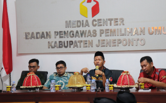Anggota Bawaslu Provinsi Sulawesi Selatan Drs. Saiful Jihad.,M.Ag memberikan arahan dalam rapat pengawasan pemutakhiran data pemilih berkelanjuta pada hari Jum'at (31/10/2025)