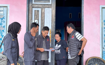 Anggota Bawaslu Kab. Jenepotonto Eric Fhatur Rahman berserta staf Sekretariat melakukan uji petik di Desa Tompo Bulu Kecamatan Rumbia