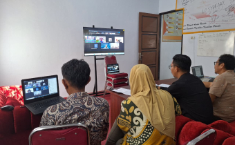 Ketua dan Pimpinan Bawaslu Kabupaten Jeneponto mendampingi peserta program pengawasan partisipatif melalui media daring yang dilaksanakan pada hari Kamis (20/11/2025)