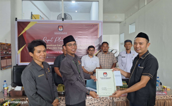 Pimpinan Bawaslu Kab.Jeneponto Eric Fhatur Rahman bersama Bustanil Nassa menerima salinan berita acara rekapitulasi pemutakhiran data pemilih berkelanjutan triwulan IV tahun 2025